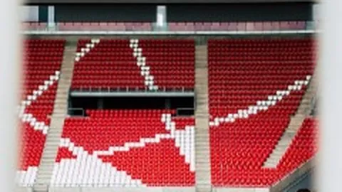 媒体热议：为何奥尔莫与佩德里出场争议频发？